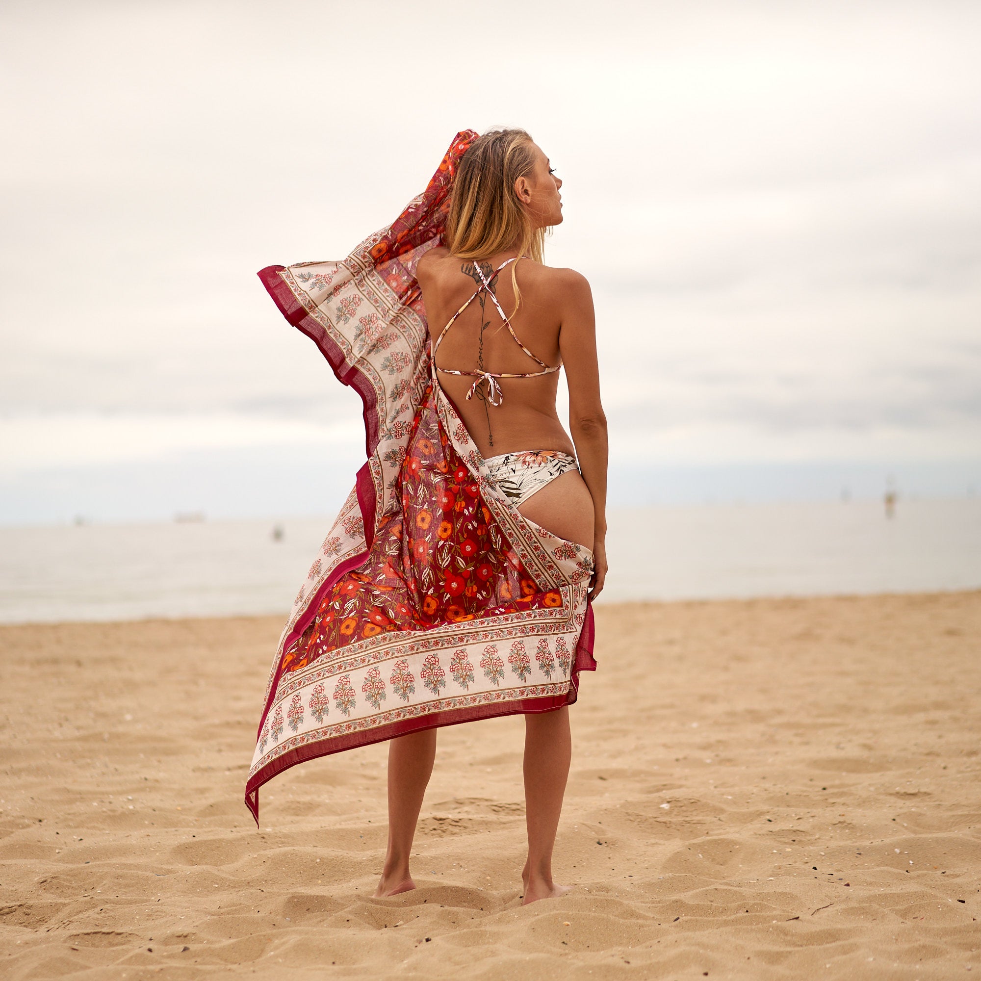 Women’s artisan cotton wrap for effortless coastal glamour
Lightweight tropical layer for elevated vacation dressing
Relaxed luxury beachwear for island getaway styling
Premium cotton sarong for destination resort wardrobes
Coastal-inspired pareo for contemporary holiday fashion