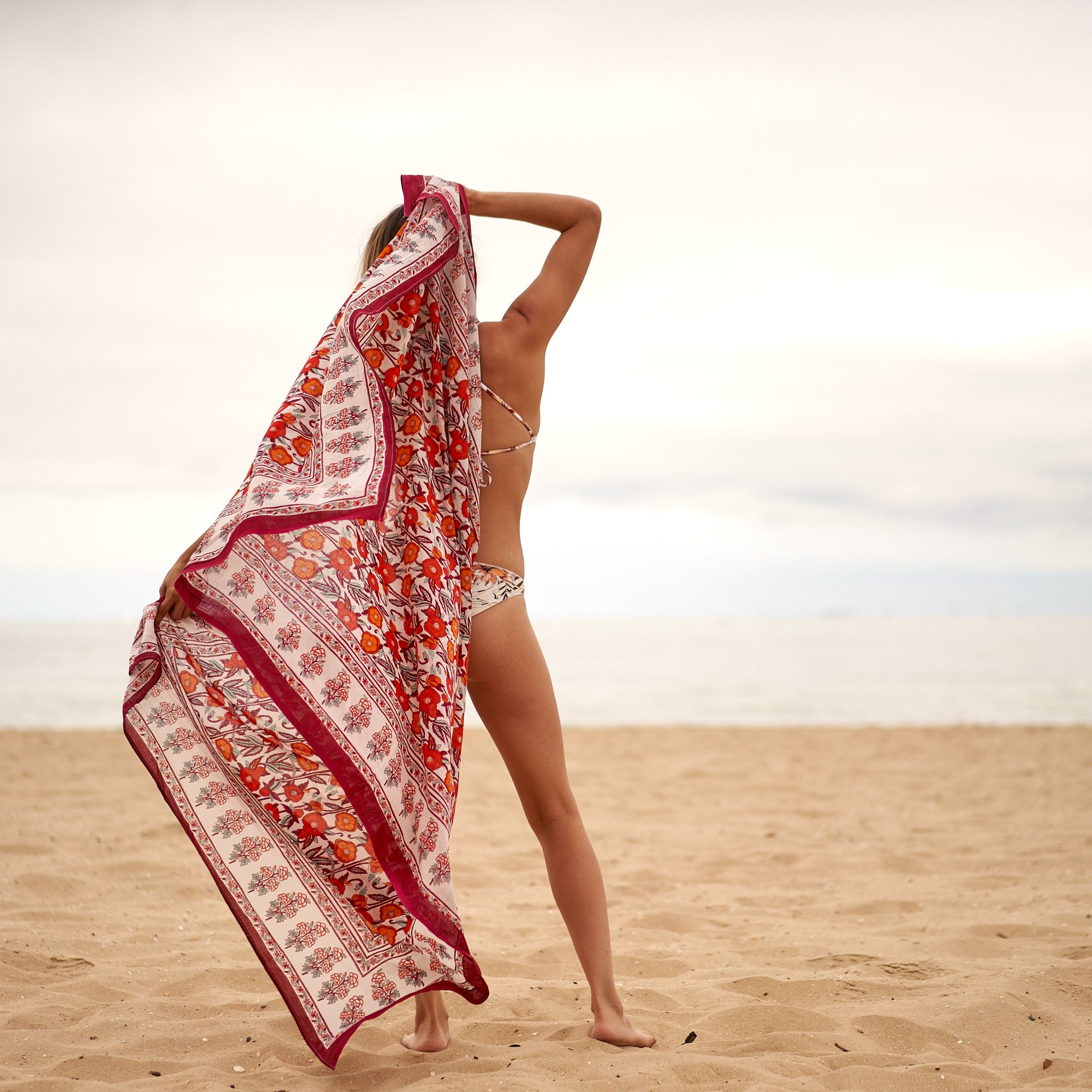 Relaxed luxury beachwear for island getaway styling
Premium cotton sarong for destination resort wardrobes
Coastal-inspired pareo for contemporary holiday fashion