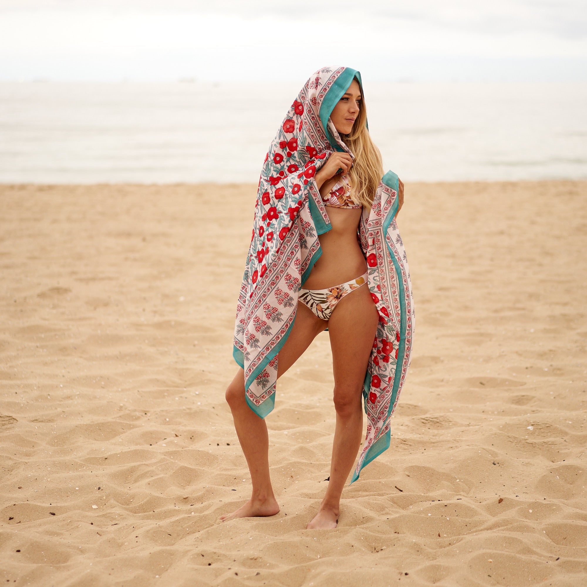 Relaxed luxury beachwear for island getaway styling
Premium cotton sarong for destination resort wardrobes
Coastal-inspired pareo for contemporary holiday fashion