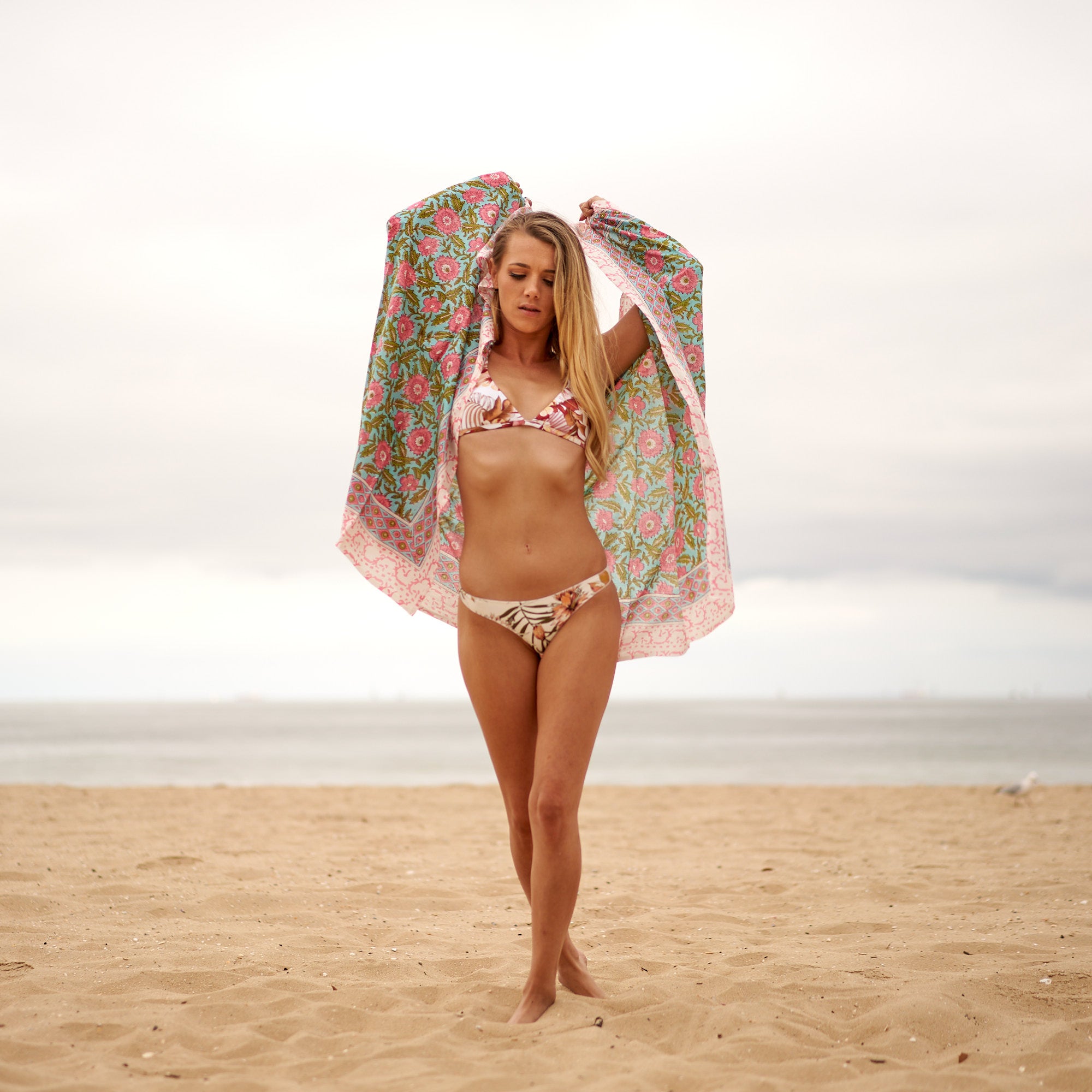 Relaxed luxury beachwear for island getaway styling
Premium cotton sarong for destination resort wardrobes
Coastal-inspired pareo for contemporary holiday fashion