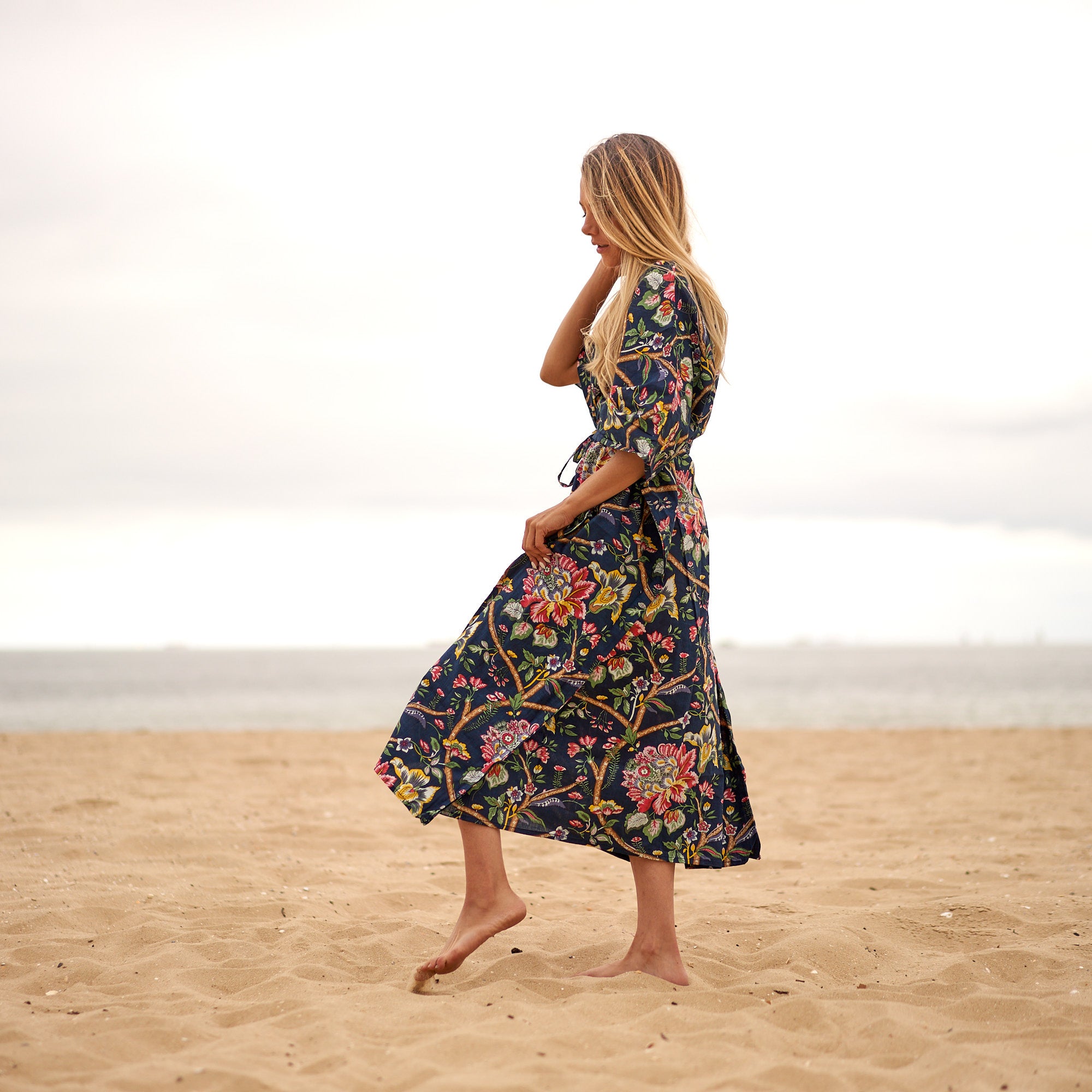 Artisan cotton kaftan tropical holiday look women
Women’s beach kaftan dress vacation styling outfit
Relaxed cotton floral blue kaftan summer fashion outfit