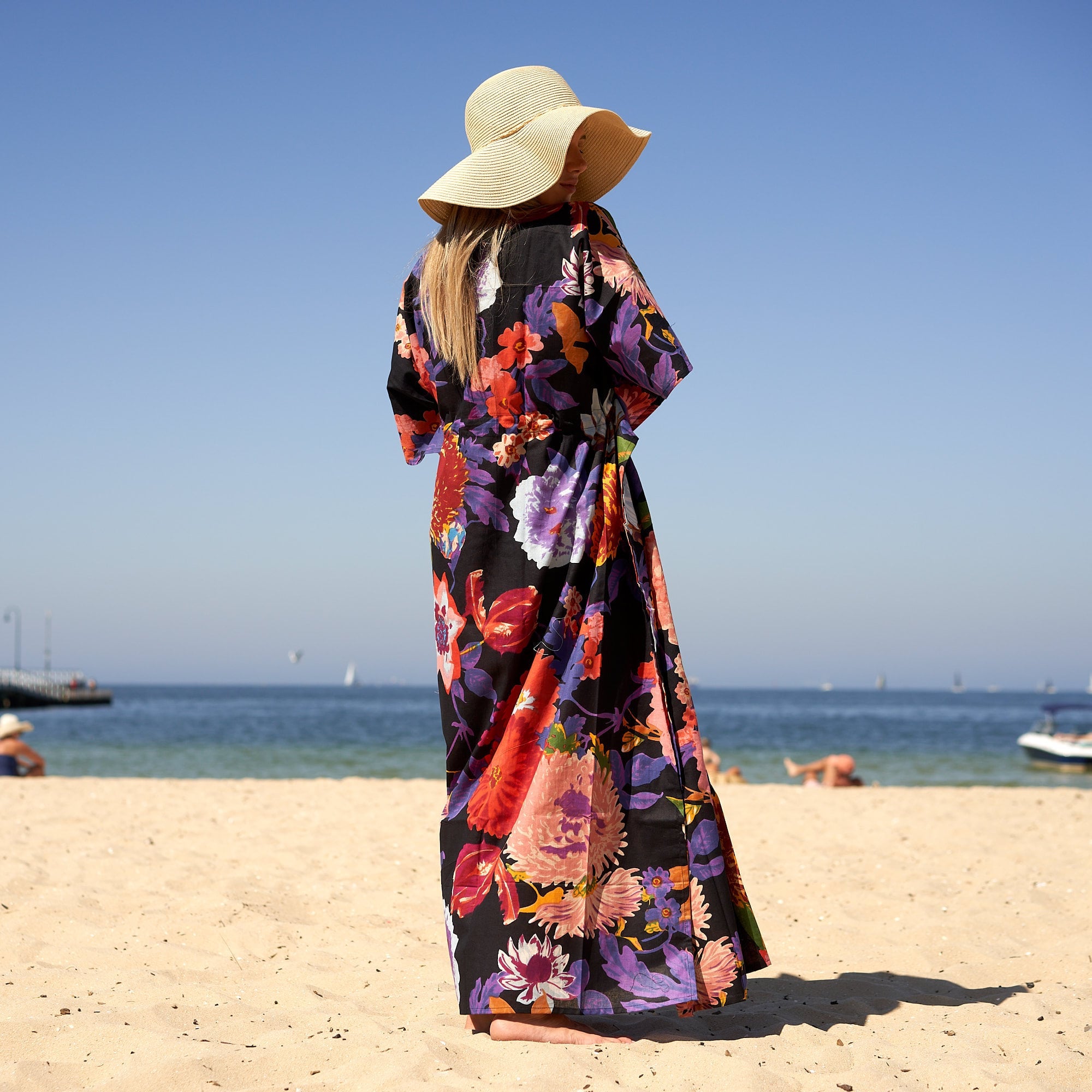 Midnight jungle inspired kaftan European summer outfit
Oversized cotton kaftan travel wardrobe essential
Soft tropical boho kaftan beach styling outfit
