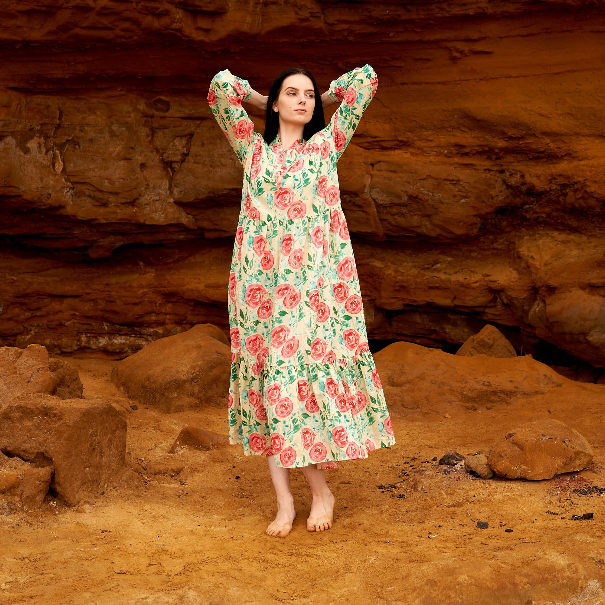 Long sleeve floral maxi dress, effortless feminine outfit
Flowy rose print maxi dress, ideal for holiday and resort wear