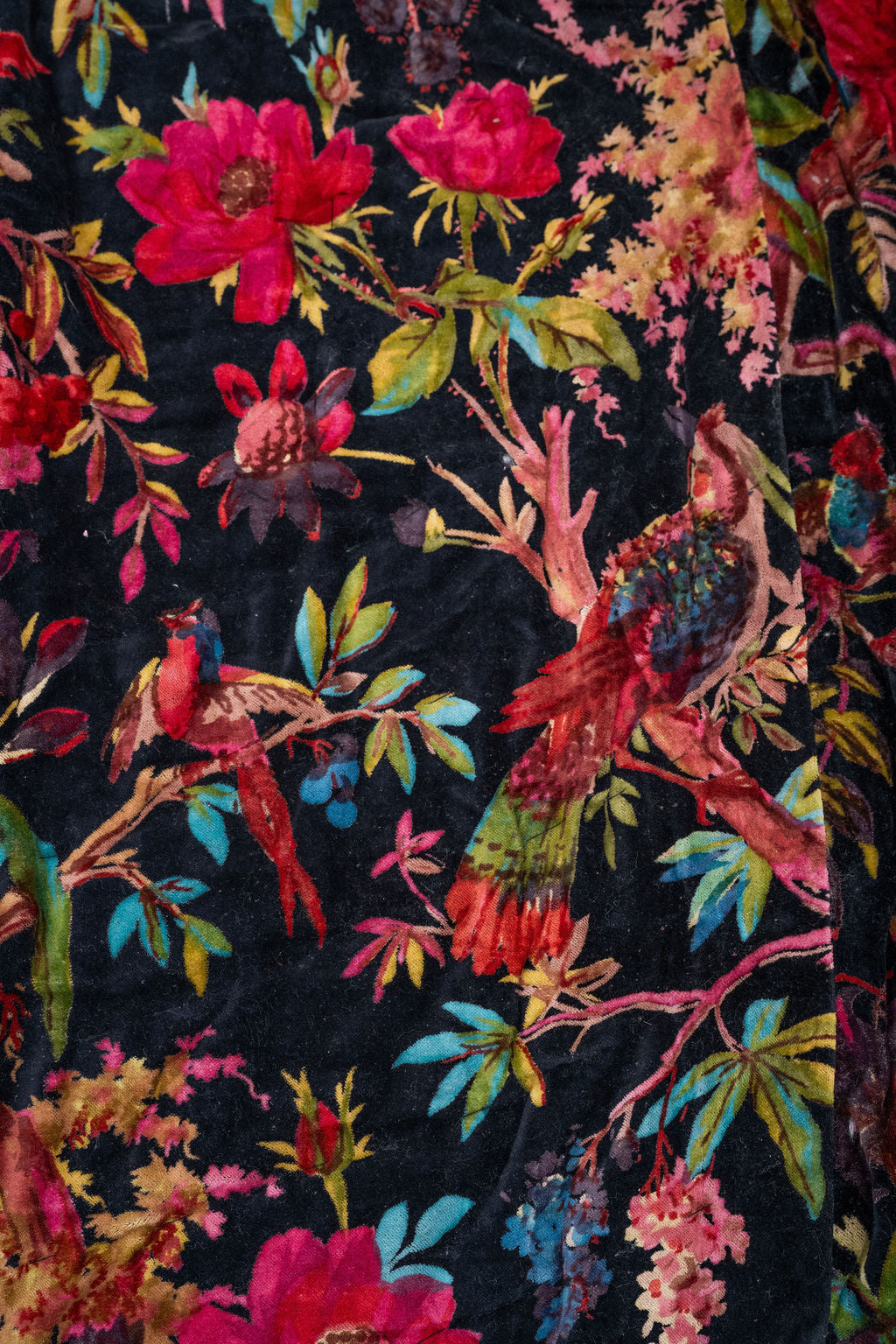 Velvet Garden Bird Quilt – Luxurious Comfort Meets Bold Beauty