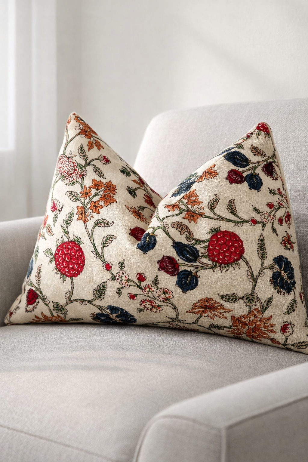 Beige vintage floral velvet lumbar cushion cover on bed with neutral styling.
Neutral decorative cushion with vintage floral pattern on bed
Floral velvet cushion cover 50x30 in beige on modern bedroom setup