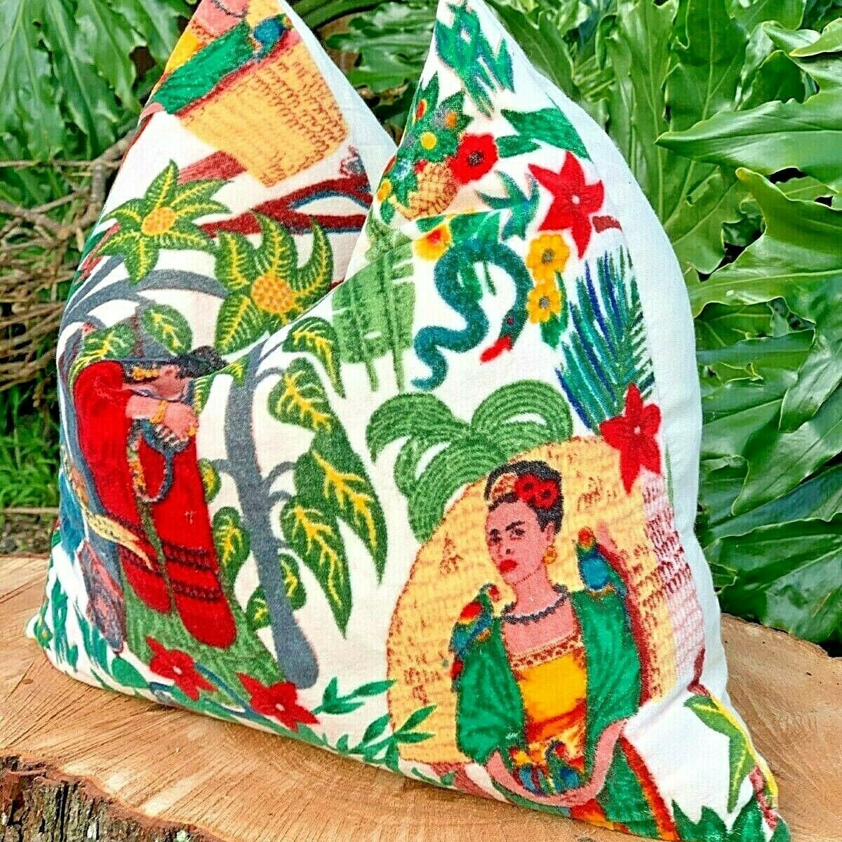 'La Cultura de Frida' 100% Cotton Velvet Cushion Cover